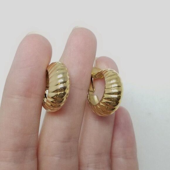 Vintage Crown Trifair Hoop Clip On Earrings, Gold Tone Ribbed Design, Estate - Picture 6 of 7